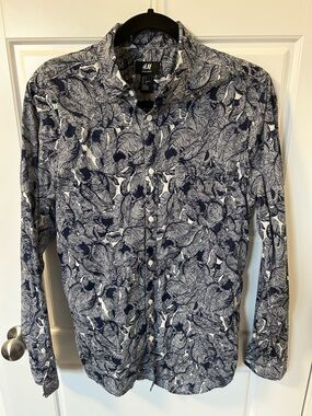 H&M Men’s Navy and White Leaf-Print Button-Down Shirt